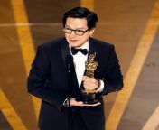 Kay Hua Quan won an Oscar for a movie for which he got the job as an actor after 24 years. In his emotional speech, he thanked his mom with the words, &#34;Mom, I won an Oscar!&#34; from libyan an