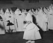 Image from 1946 shows the moment a child is initiated into the Ku Klux Klan. Macon, Georgia. from 保时捷mlb平台→→1946 cc←←保时捷mlb平台 lwhe