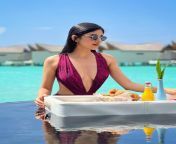 Kanika Mann hot cleavage show. After breakfast with her inside pool what will be your fantasy with her. from indian girl hot cleavage show