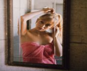 Goldie Hawn looking into a mirror, 1965 from goldie hawn nude