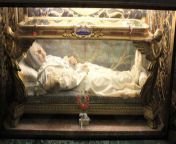 Anna Maria Giannetti was born in Siena, Italy on May 29, 1769, as an only child to Luigi Giannetti and Maria Masi. Housed in the Basilica of San Crisogono, is a small chapel with a glass coffin. Inside are the remains of Anna Maria Taigi, covered in a wax from maria bonira