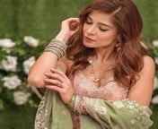 Sexy cleavage and arms of Ayesha Omer mommy from ayesha takiya 18 scen