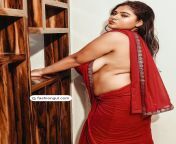 Curvy Hot Girl&#39;s blouseless look reveals her side B00bs from curvy hot girl