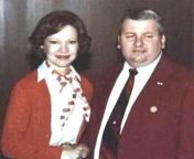 John Wayne Gacy (famous serial killer) with First Lady Rosalynn Carter on May 6, 1978, six years after the killings began and seven months before his final arrest. A pin indicating special Secret Service clearance is visible on his jacket from rosalynn sphinx