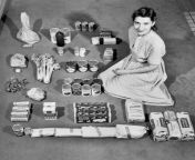 A housewife poses with a week&#39;s worth of groceries in 1947. She spent &#36;12.50 a week to buy all her groceries except milk. On this she managed to feed herself, her husband, her four-year-old twins and the family cat. (Robert Wheeler Time &amp; Life from 杜兰戈找漂亮小姐同城约炮约妹薇275655709杜兰戈约美女外围女服务 杜兰戈找漂亮小姐同城约炮 杜兰戈小妹服务小姐上门电话 1947
