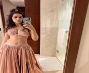 Shraddha Das and her cleavage and thick navel is perfect combo to seduce?? from horny bhojpuri babe rupa showing awesome cleavage and navel oil massage