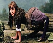 Ella Harper, also known as The Camel Girl, was born with a rare condition that caused her knees to bend backward. Because of this condition, she had to walk on all fours, earning her the nickname Camel Girl. Though it was difficult first, she soon madefrom camel sedudh nikalna