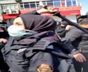 Eskiden başörtülü kadınlara CHP/Seküler rejim baskı yapıyor diyorlardı. AKP sayesinde artık başörtülü kadınları başörtülü kadın polisler dövüyor. Bu bir devrim! 😂🤣 from başörtülü porno