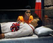Former Philippine first lady Imelda Marcos kisses the glass coffin of her husband, late dictator Ferdinand Marcos, March 26, 2010. The former Philippine leader has remained unburied since his death in 1989 from marcos pasquim nu