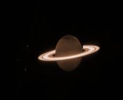 NASAs James Webb Space Telescope dej caer una nueva imagen infrarroja de Saturno. El 25 de junio, el poderoso observatorio detect las dbiles lunas del planeta y mir sus anillos helados. El gas metano en la atmsfera de Saturno absorbe luz, por lo que from u15 junio