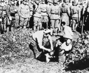 Chinese prisoners being buried alive by the Japanese during the Rape of Nanking. from two sikh men are burned alive by mob during the 1984 sikh massacre in india following the assassination of indira gandhi by her sikh bodyguards anti sikh riots broke out throughout india killing 10000 from lynched by muslim mob post