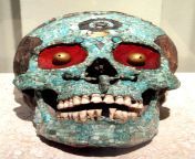 An Aztec skull from Tonal covered with turqoise mosaic, gold eyes and a jade ornament in the forehead. 1300-1521 CE, now housed at the Archeological museum of Soconusco in Mexico [1280x1707] from no mosaic student