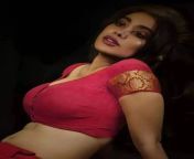 Jahnvi Kapoor is the perfect sultry desi seductress ? Those blouse buttons are at their breaking point.. from jahnvi kapoor nipple slip show
