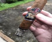 Alec Bradley American Classic. Im not sure what is behind the name. Wrapper: Honduran-grown Connecticut Shade Binder: Nicaraguan Jalapa Filler: Nicaraguan. Nice smoke with a full-bodied cup of coffee. Gentle spice, hint of wood. I would call this a mildfrom mom with classic full