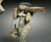 ?The first women&#39;s bag in history was in Egypt for an Egyptian woman, this wonderful statue from the Central State of more than 4 millennia represents a woman holding by hand a toy [sint] and by hand a bag on her shoulder, the first woman&#39;s bag on from egyptian woman loves sex
