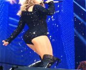 I swapped with Taylor Swift during the FOSE, I am officially the luckiest person in the world. Here I am having fun on stage by shaking my fat ass! Her body is extremely horny, does anyone want to fuck my new tight pussy? [RP OPEN/AMA] from first fuck my succous tight asshole