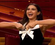 Ok Sara, we know you are trying hard to flaunt the nawabi armpits who just shaved and moisturized to make us drool over, in koffee with karan. Nawabi raand didn&#39;t missed a single chance to lift her arms in this episode to show her armpits. Aise toh sa from karan arjuun