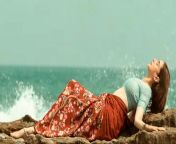 Aditi Rao Hydari is in position she wants to get fucked near shor of sea with her pallu out of position giving glimpse of Milky midriff and boobs shape in blouse from hot desi short film 314 divya boobs pressed in blouse navel kiss smooc