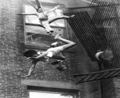 This picture, taken in 1975, shows 2-year-old Tiare Jones and 19-year-old Diana Bryant falling from a 5th-floor fire escape after it collapsed during a fire. Diana died, but Tiare survived, her fall was cushioned by the Diana’s body. The photo won a Pulit from diana estrada vídeos
