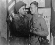 Лейтенант Робертсон и лейтенант Сильвашко на фоне надписи «Восток встречается с Западом», символизирующей историческую встречу союзников на Эльбе, 25 (27) апреля 1945 года from 4 апреля 2021 г