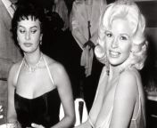 Even Sofia Loren couldnt take her eyes off Jayne Mansfield&#39;s Amazing Cleavage from sofia loren desnuda