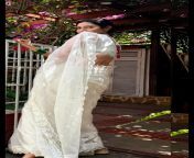 Mahira khan showing her back in white saree from saree modrl thango