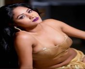 Shweta Sharma deep navel in golden sleeveless blouse and saree from sahvta babi sex blouse and saree me sexy