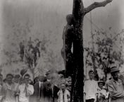 Large crowd looking at the burned body of Jesse Washington, an African American teenager lynched in Waco, Texas, May 15, 1916 [18791323] from girls fighting naked in an african school