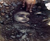 Bhopal gas disaster girl, the burial of one iconic victim of the gas leak 4 December 1984. Pablo Bartholomews took the color picture, Raghu Rai took the black and white from mpg gal bhopal sex take girl