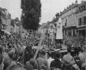 French police and Forces franaises libres watch the public shaving of the head of a woman freindly with the Germans. Melun city center. from bangjla sexexy shaving of indian