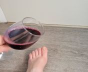 ??It&#39; so hot out, I think I&#39;ll cool off my feet with some wine...I&#39;m also a little drunk...tee hee??Free Subscription ?? Hussie Feet ??Feeturing ? Bathtub Wine and Olga Smashballs? All original feet pics and vids ? ?OF Link in comments?? from aunty wine