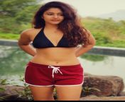 Poonam Bajwa navel in black bra and red shorts from l0e3g3