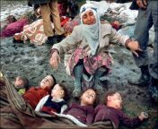 [Child Warning] After an earthquake in Turkey, photographer Mustafa Bozdemir photographed Kezban Özer who found her five children dead, having been buried alive. 1983. from taha özer serpil cansız