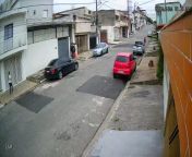 Off-duty police officer with a baby in his arms, shoots an armed robber in Brazil from daughter before police