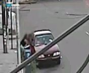 Queens, NY - Attempted kidnapping of 5-year old boy in broad daylight, by 2 men, thwarted by the young boys quick acting mother who manages to pull her son through a passengers side window of the getaway car [00:43] - No arrests at this time. No injuries. from kidnapping of girl by smugglers