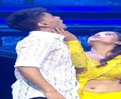Manisha Rani sexy dance in saree while exposing her navel from sexy navel with saree