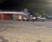 Captan a taxistas de Playa del Carmen golpeando a un turista frente alCocoBongo / Taxi drivers from Playa del Carmen caught beating a tourist in front of CocoBongo from http hqtube xxx playa uahr0ccuzqsuyriuyrnhoyw1zdgvylmnvbsuyrm1vdmllcyuyrjm2njq0ncuyrmjlyxryaxpfam9pbnnfeglxdwl0yv9hbmrfagvyx2jvewzyawvuzf9mb3jfyw5fb3jnes4uahrtbaampi1511465046756251951323446210bangladesh শà