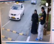 İslamcı ar×p gerici yobaz kadın, İsrail&#39;de adres sorma bahanesi ile adama bıçakla saldırıyor. İslamcı ar×plar yaşaması bu dünyanın en büyük sorunudur. from dünyanın en büyük zenci yarrağı