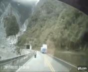 (Taiwan) motorcyclist is hit by car and is sent off a cliff from tkw taiwan