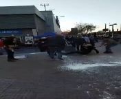 Guardia de seguridad es golpeado brutalmente por antisociales y celebrado por ciudadanos extranjeros. from chile por