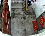 Currently trending in Weibo: A man wearing a raincoat attacked a woman and her daughter from desi old baba fucking a aunty and her daughter